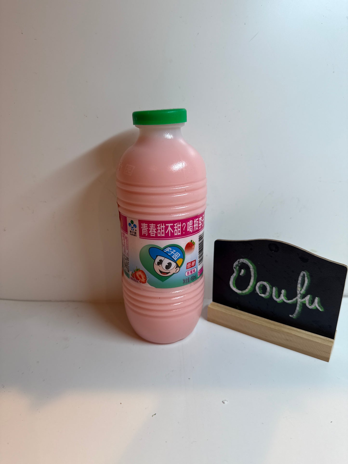 LZY Strawberry Flavour Milk Drink LZY草莓风味乳饮料 450ml